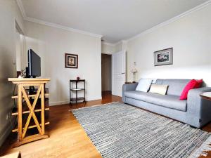 Charming Paris Apartment in Picturesque Passage Doisy