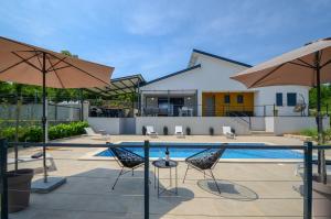 Villa Bellavu for 8 people with playground & sea view in Rakalj