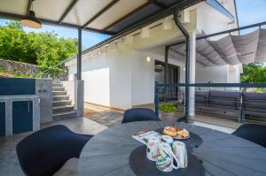 Villa Bellavu for 8 people with playground & sea view in Rakalj