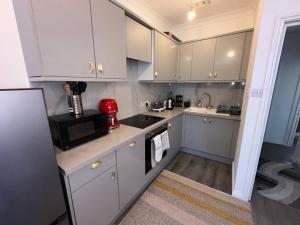 A modern 2 bedroom seaside apartment