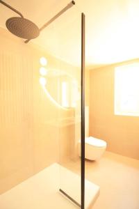Villas Disponible - Maison Entiere Renovee - Matelas Emma - RERB, 5mn Paris - Parking Rue Gratuit - Matelas Emma - 6 pers - 2 Terrasses : photos des chambres