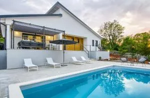 Villa Bellavu for 8 people with playground & sea view in Rakalj - Rakalj