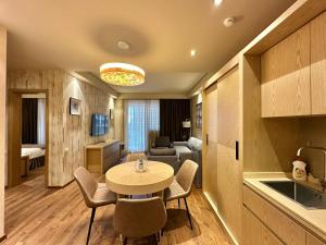 Luxury Dreamland Oasis Apartment 14