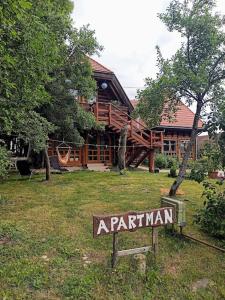 Apartman egy Makovecz Imre tervezte házban