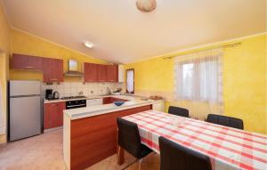 Beautiful Apartment In Sisan With Wifi