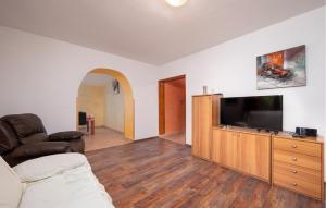 Beautiful Apartment In Sisan With Wifi