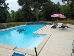 Léchappée du Canal - Piscine - Cheminée - Clim - Parking privé gratuit - 8 personnes - 3 chambres - Parc