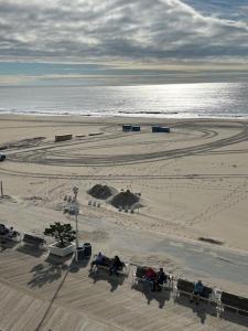 Direct oceanfront on the boardwalk at 1st Street, kitchen, pool, gym, parking