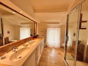 Villas La Bergerie des Pottiers. Mas renove climatisation Piscine : photos des chambres