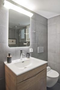 Athenian Escape 2BR, 2BA, Stylish Fully Reno Apt