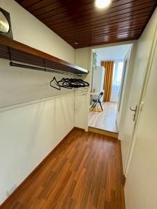 Appartements Superbe T5 10p 4chs Metro Tramway terrasse parking - visite en video sur YouTube 54OTKQvzlwA : photos des chambres