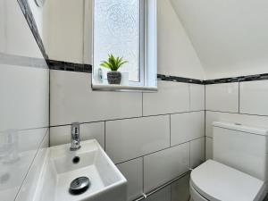 Lenhurst House - Great for Contractors or Family Holidays