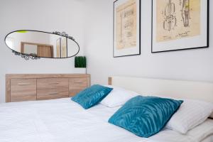 Polesie Homely Apartment by BookingHost