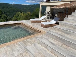 Suite Villa Eden du "Belvédère Cévenol" - Gîte Parc National des Cévennes au calme absolu vue panoramique - Lit 180x200 - Accès Piscine - Jacuzzi Privatif- Only Adult -Classé 5 étoiles- Climatisation - espace extérieur privatif -randonnée e