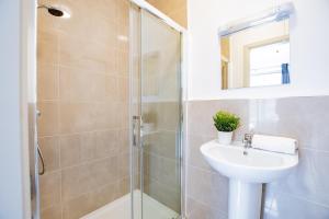 LARGE Modern House, Sleeps 17 with Parking