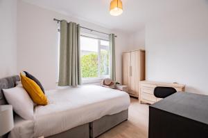 LARGE Modern House, Sleeps 17 with Parking