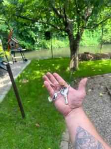 Maisons de vacances Entre ville & campagne (jardin avec riviere) : photos des chambres