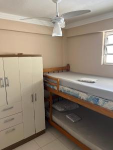 Lindo apto 3 qtos, a 350 mtrs praia da enseada com serviço de praia e portaria 24 hrs próx casa grande hotel, hipermercados, farmácias bancos