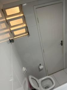 Lindo apto 3 qtos, a 350 mtrs praia da enseada com serviço de praia e portaria 24 hrs próx casa grande hotel, hipermercados, farmácias bancos