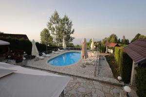 Vila sa Bazenom, Horizont