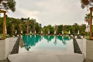 Sea flats with pool in Azur Residence