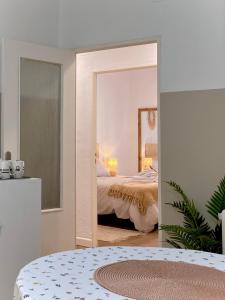 Bonjour Cathedrale by ARoom VUT-LE-1187