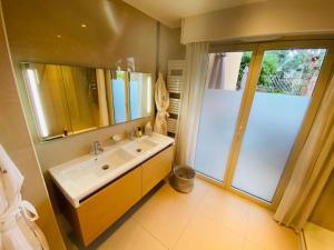 Charming 2-Bedroom Apartment in Théoule-sur-Mer with Swimming Pool Access