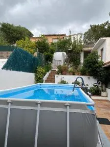 Casa con terraza, piscina y zona barbacoa - Llofríu