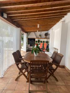 Casa con terraza, piscina y zona barbacoa