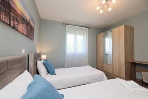 CROWONDER Sunset Apartments with Amazing View!!!