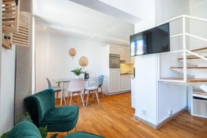 Massena Street - 1 Bdr Duplex with AC & Parking