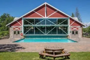 Cozy king bed Suite - pullout couch - Pool on grounds - Midhurst