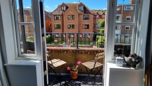 HighTide - 2 bed with parking, balcony & sea view.