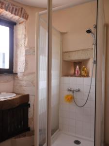 B&B / Chambres d'hotes Chambres d-hotes dans un chateau au coeur de la Toscane Occitane Albi-Cordes-Rabastens : Chambre Quadruple avec Douche