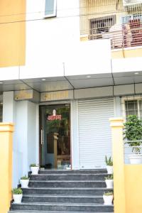 Pretty Garden View Apartment 3BHK Furnished Flat near Kashi Vishwanath Temple