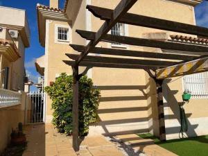 Cheerful 3-bedroom villa with pool