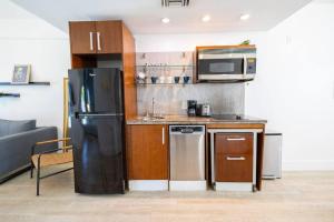 King 1 Bed Apt with rooftop pool C202