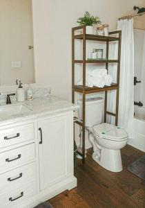 Historic Freshly Renovated 8-Bedroom Townhomes - Downtown Loudon