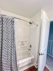 Stylish Cozy Family Cottage with Golf Cart - 1 mile to Dwntn Ocean Springs and beach