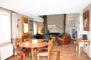 Chalets Chalet chaleureux a Marigny-l'Eglise avec vue sur lac et montagne : photos des chambres