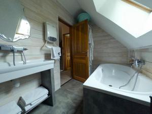 Chalet chaleureux à Marigny-lÉglise avec vue sur lac et montagne