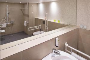 Standard Queen Room - Disability Access room in Holiday Inn Frankfurt Airport an IHG Hotel