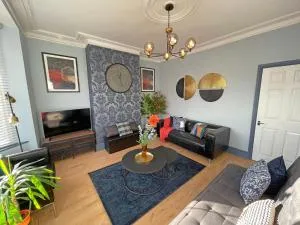 Spacious 3-Bedroom House with Parking - Brightside