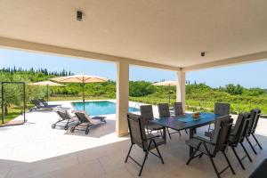 Green & Blue Five Bedroom Villa with Private Pool and Complete Privacy