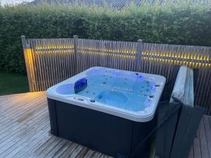 Modern 1 plans villa med jacuzzi och skön trädgård