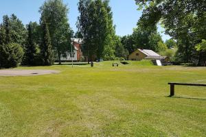 Kurren tupa linnunlaulun keskellä, saunomismahdollisuus