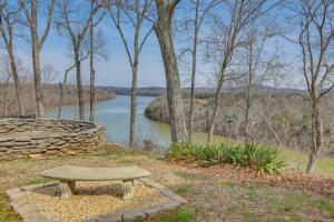 Lake Cumberland Resort Condo with Direct Lake Access
