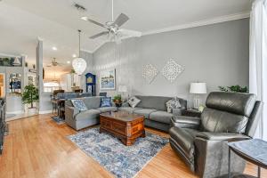 Charming Naples Getaway with Pool Less Than 5 Mi to 5th Ave!