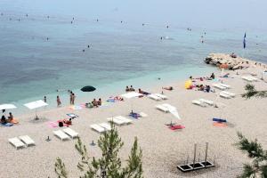Apartments near beach Trstenik with secure parking