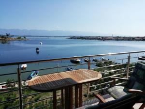 Apartment in Nin with sea view, terrace, air conditioning, Wi-Fi (4868-3)